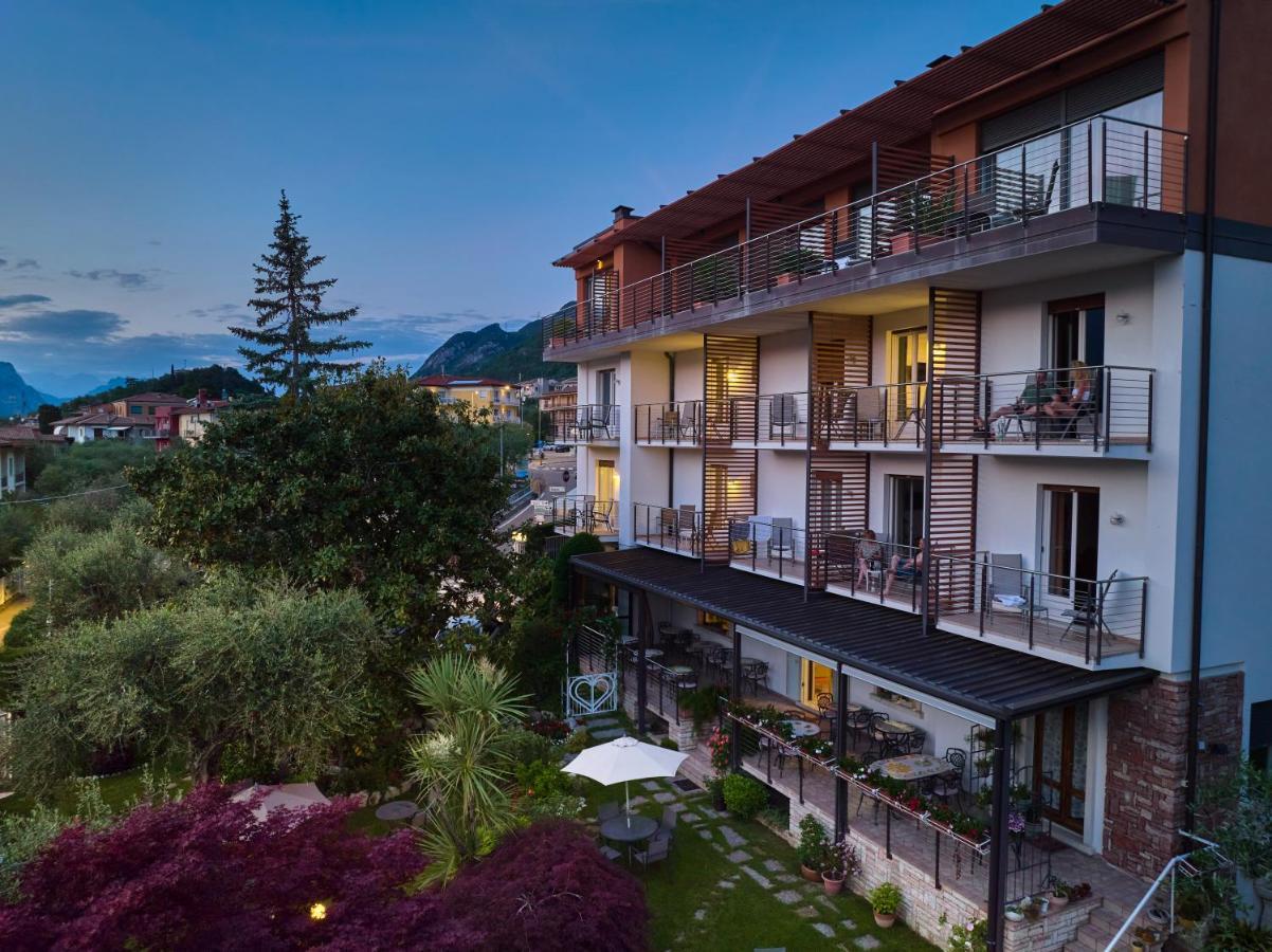 Eco Hotel Ariston Малчезине Екстериор снимка